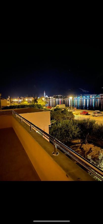 Apartments Kapetanovi Dvori Трогир Екстериор снимка