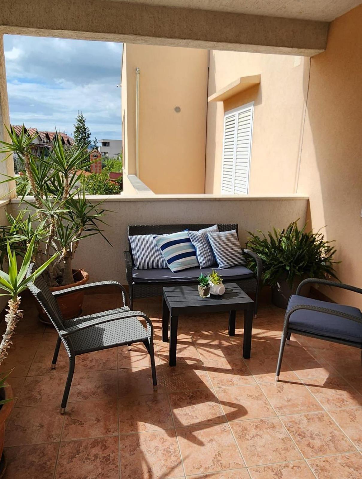 Apartments Kapetanovi Dvori Трогир Екстериор снимка