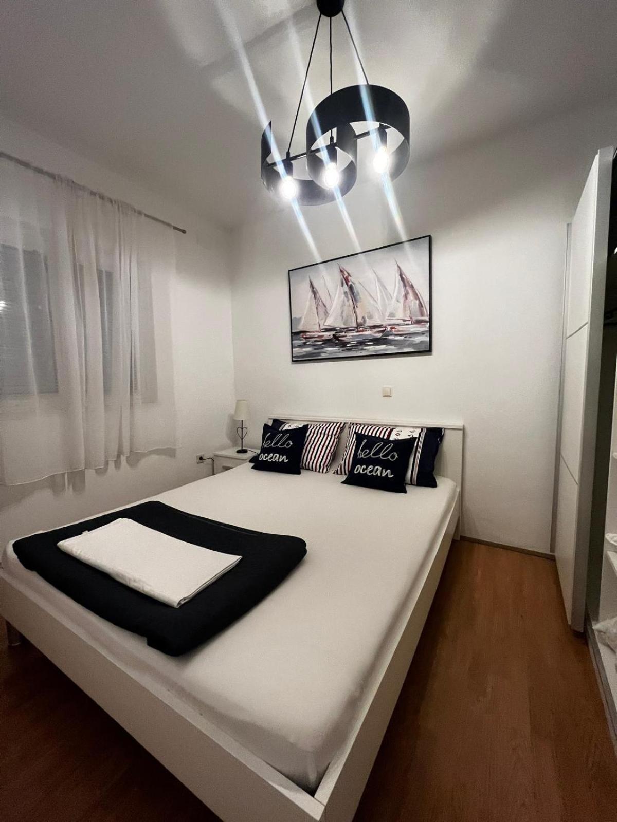 Apartments Kapetanovi Dvori Трогир Екстериор снимка