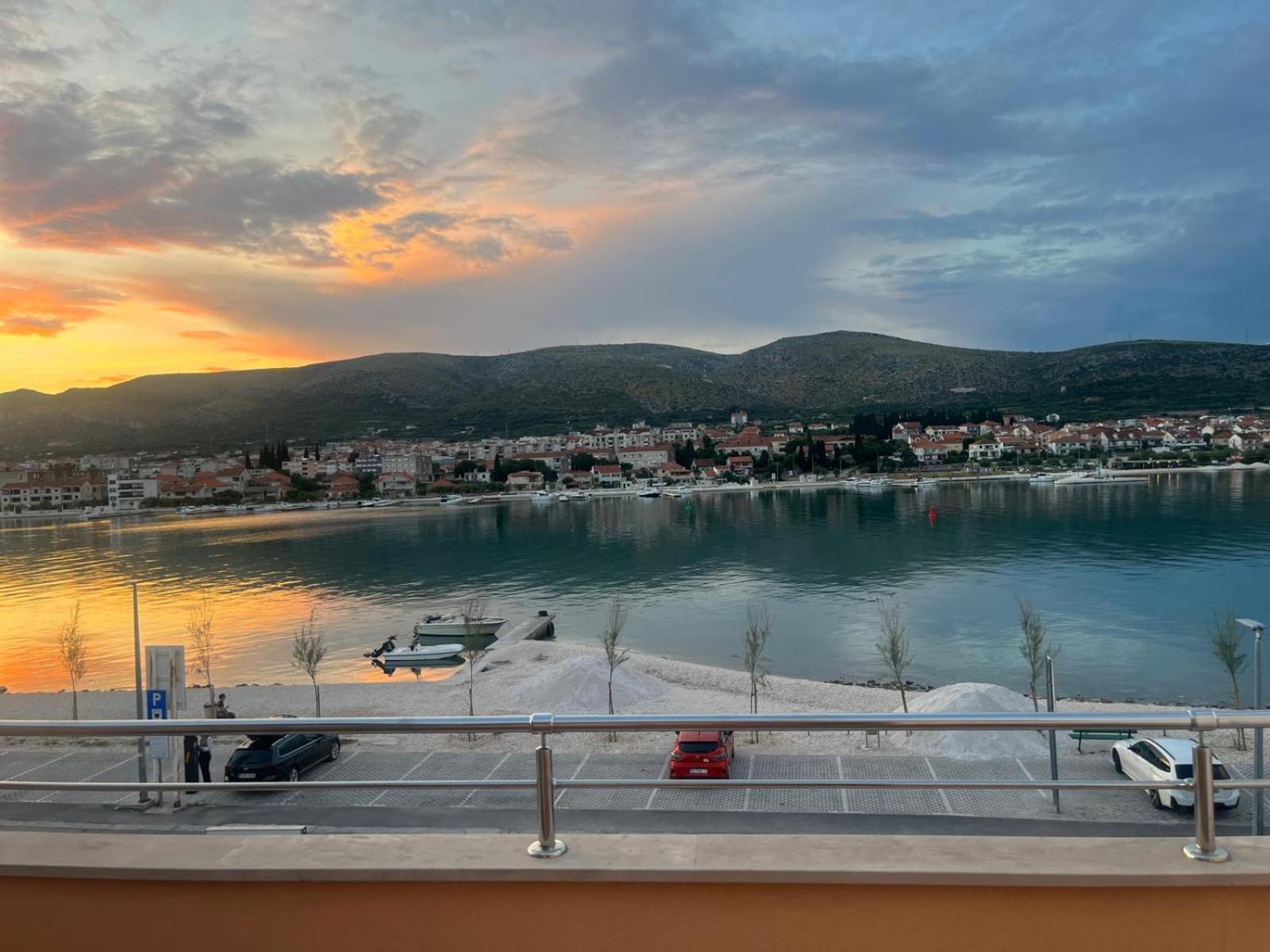 Apartments Kapetanovi Dvori Трогир Екстериор снимка