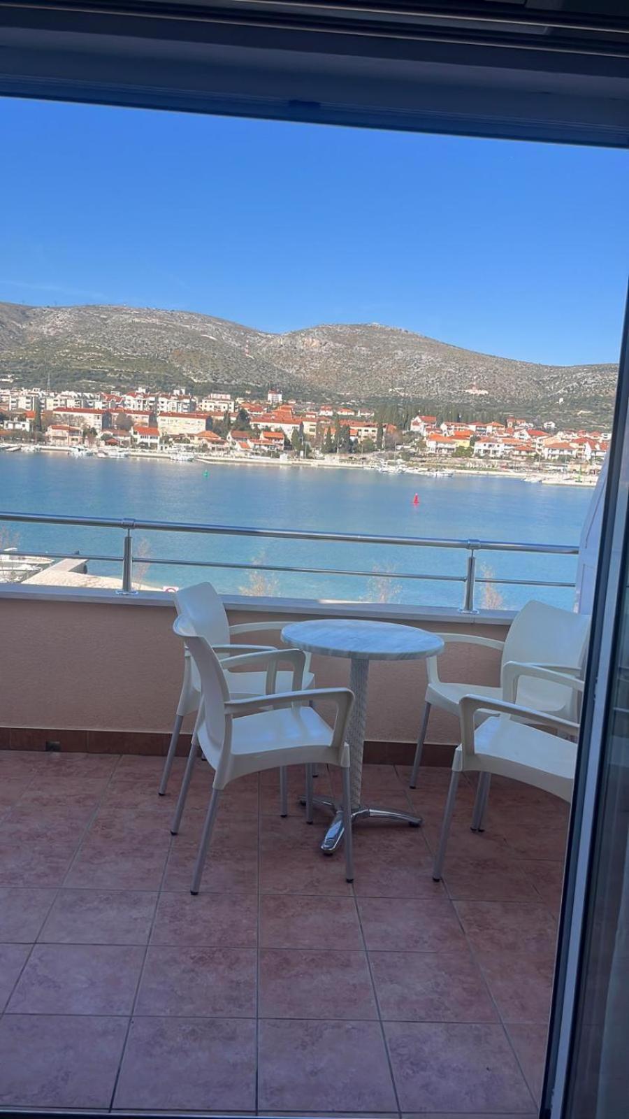Apartments Kapetanovi Dvori Трогир Екстериор снимка