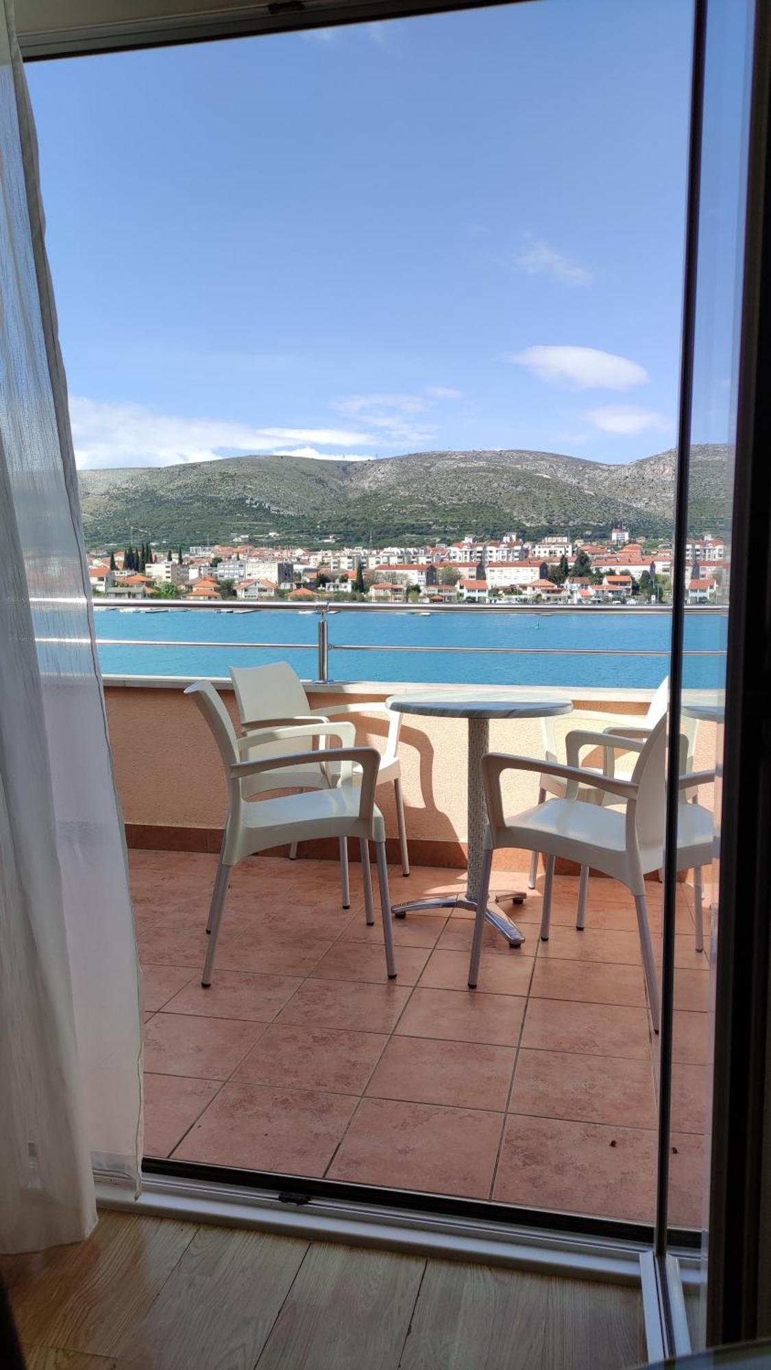 Apartments Kapetanovi Dvori Трогир Екстериор снимка